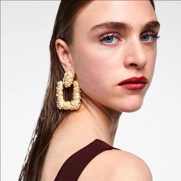 Oversized square earrings in gold or black - Picture 2 of 3